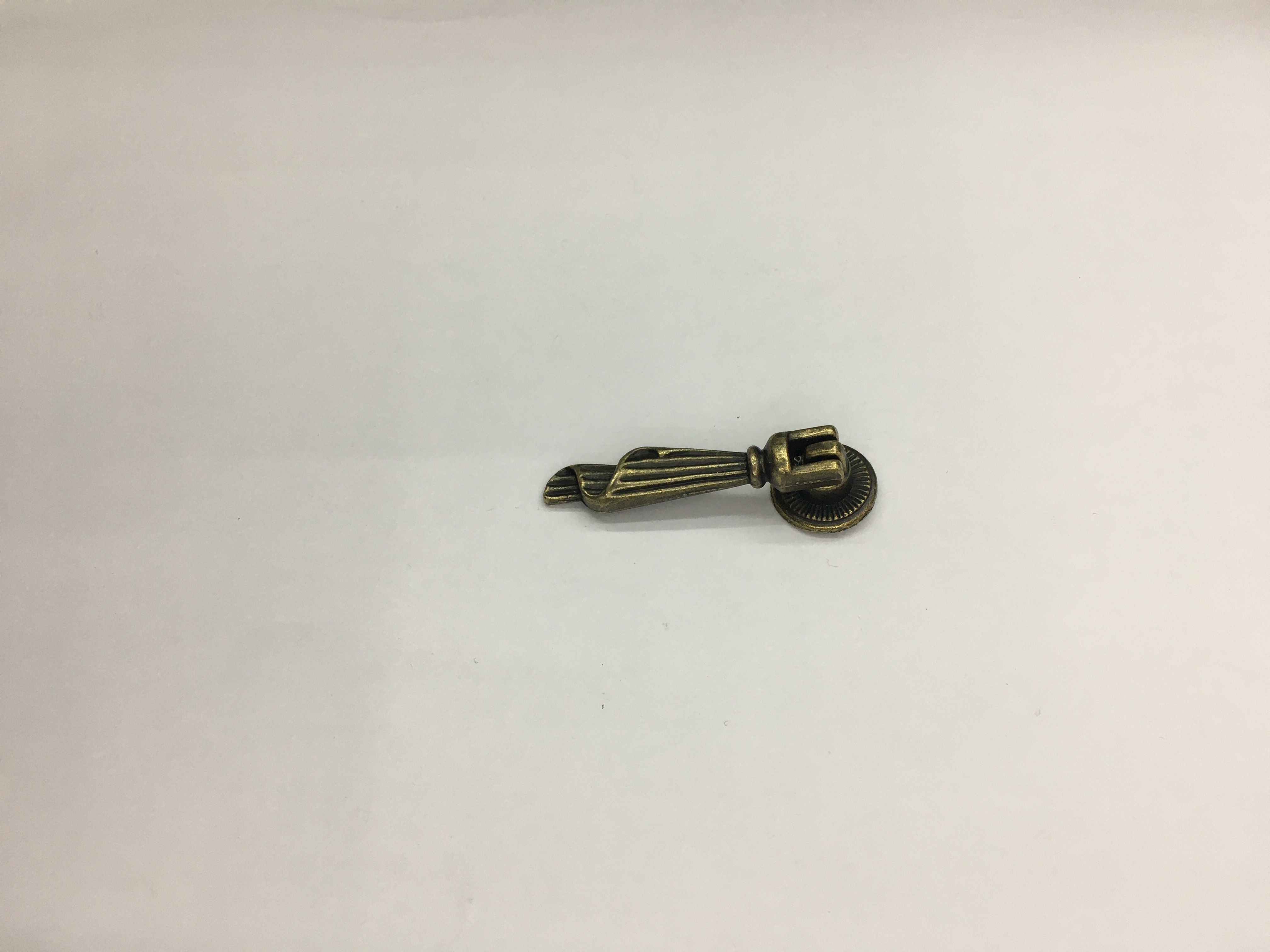 Antique-style pull handles for kitchen and cabinet doors Application Scenario