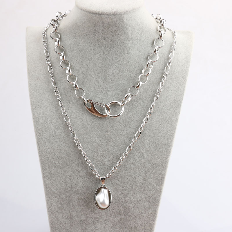 This is a new and exaggerated chain-shaped pearl necklace from Europe and America. It is a double-layer accessory collarbone chain mixed with a snake chain by the Internet celebrity choker detail image 3