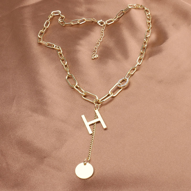 The short necklace with circular tassel pendants featuring letters M, H and F is a versatile, simple and retro accessory for female celebrities details Picture