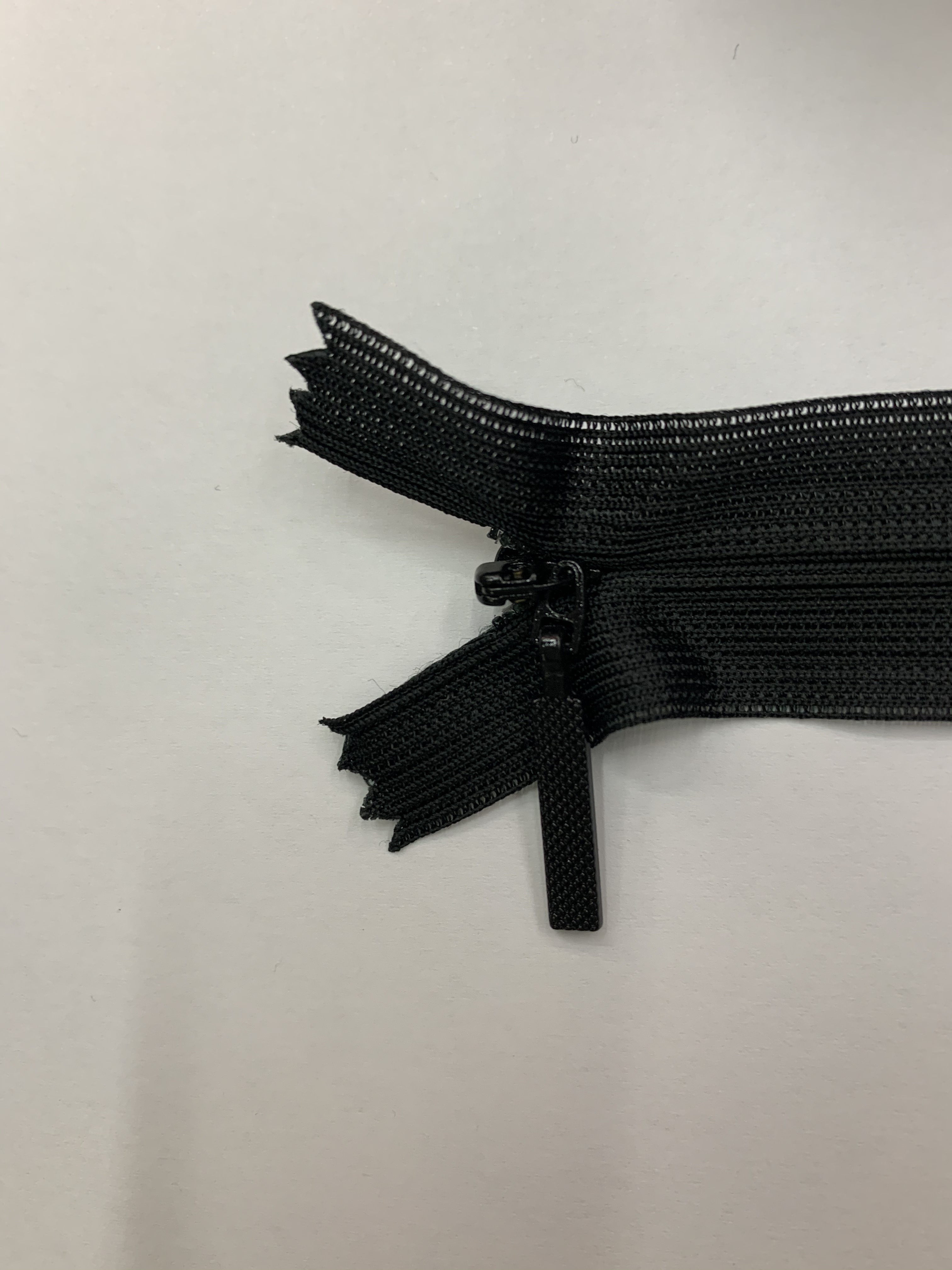 拉链/可换式拉鍊片/拉头配件/尼龙拉链/拉链头拉牌压铸产品图