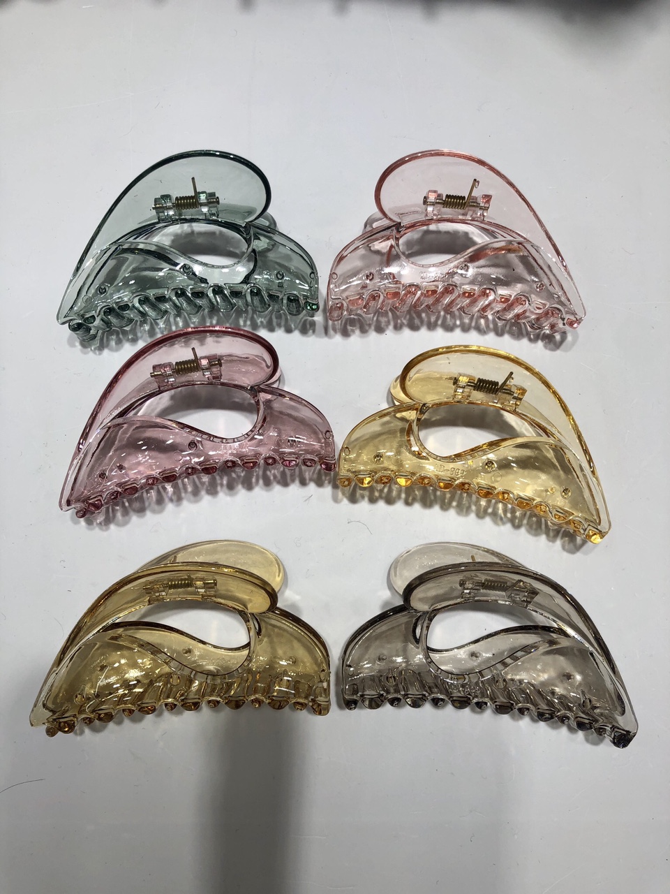 Internet-famous heart-shaped hair claws