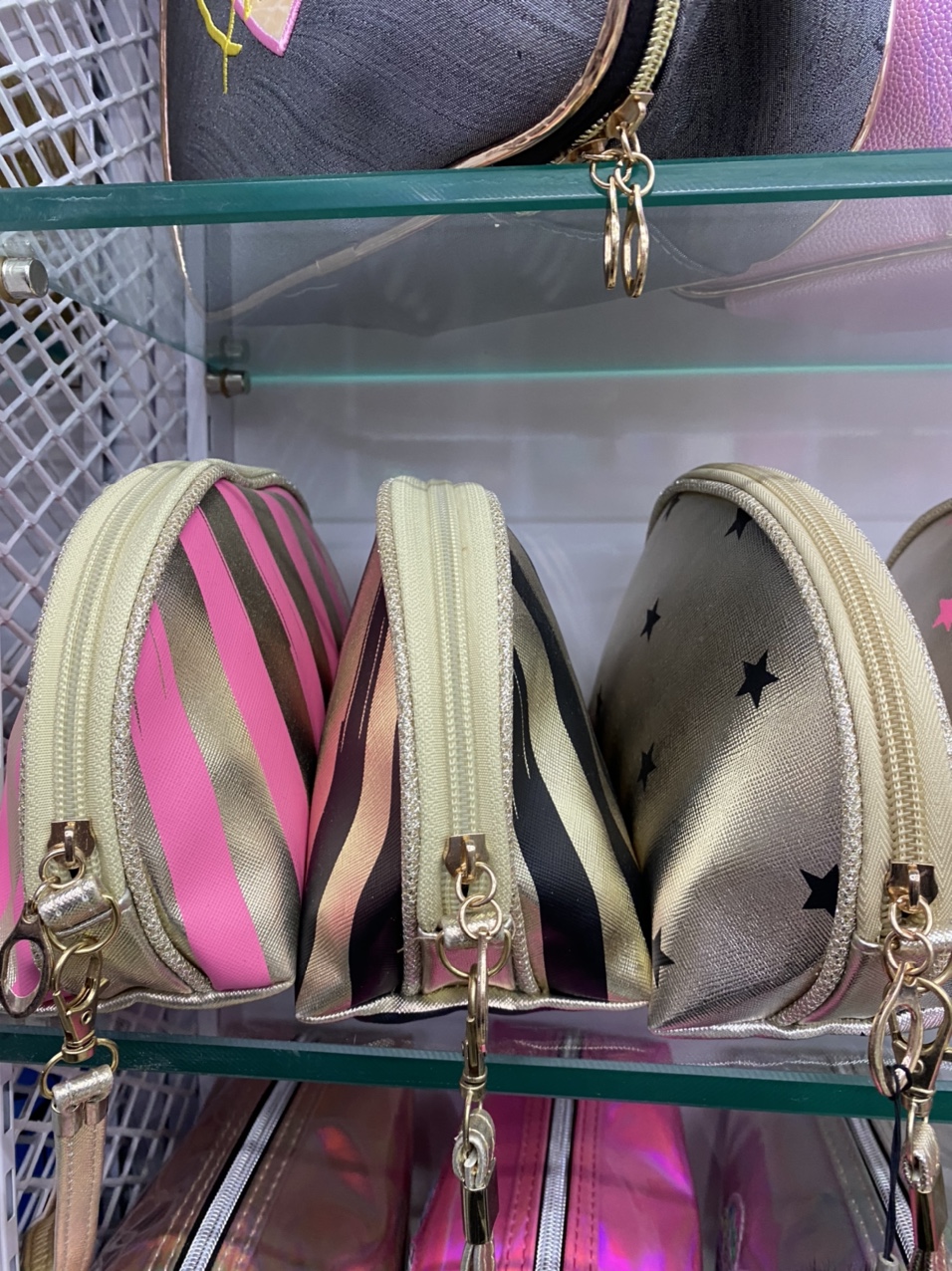 Shell-shaped cosmetic bag