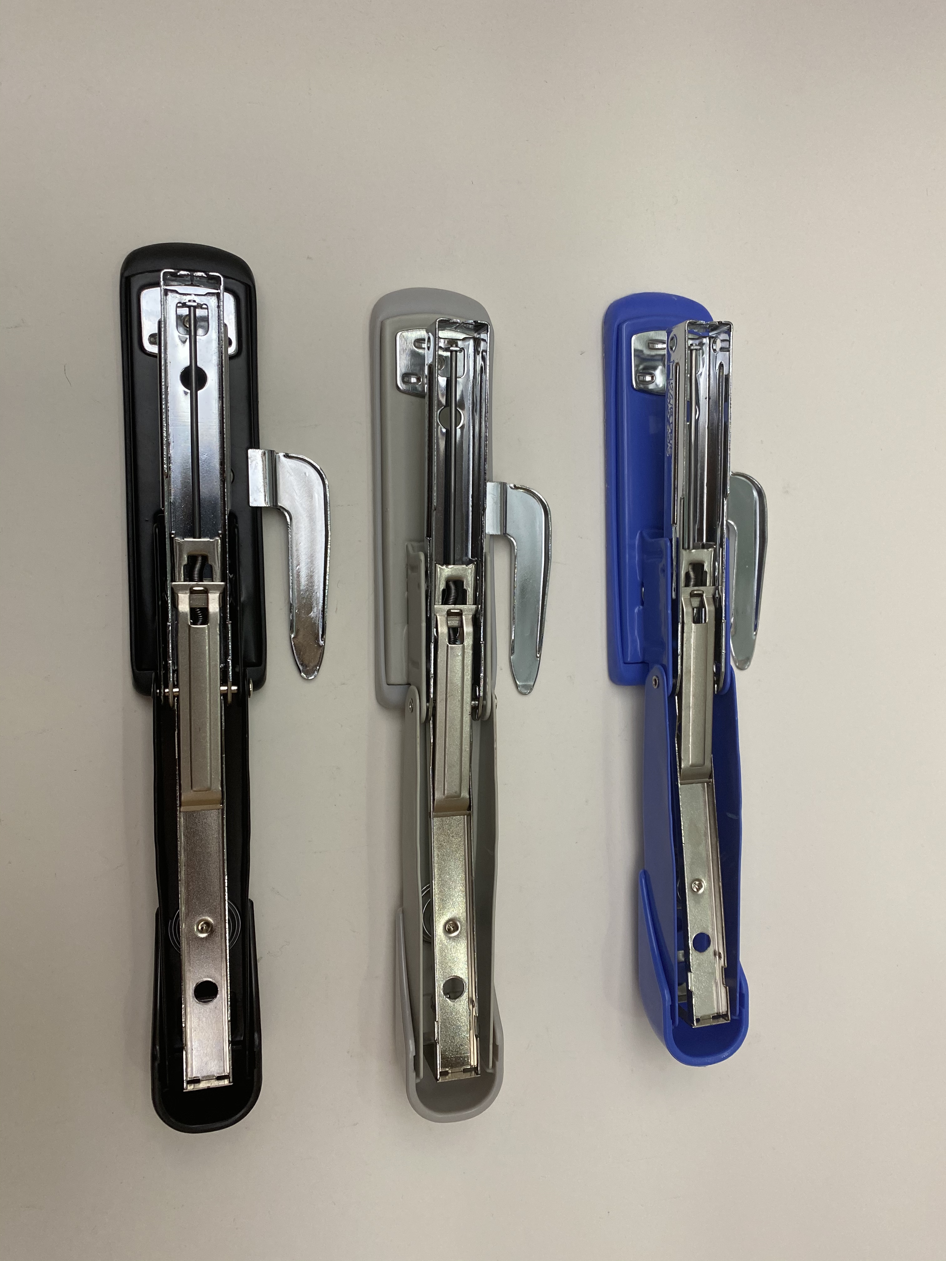 Yalong Culture Office Culture Binding Adhesive Desktop Products Stapler YL205306 Stapler with nail lifting device Application Scenario
