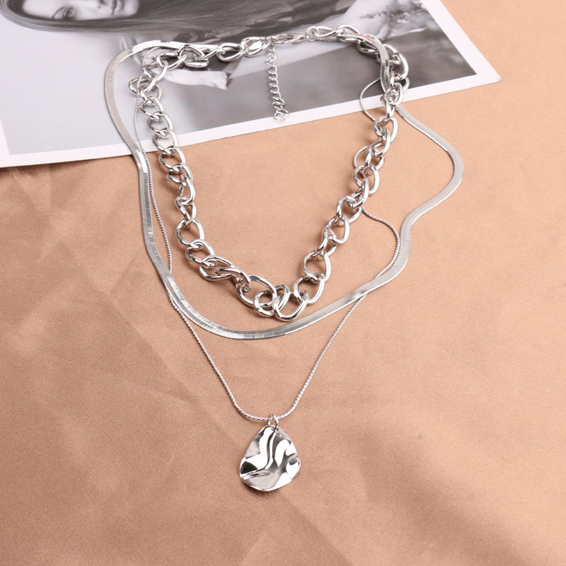 تبالغ اوروپا وأميركا في هذا النوع الجديد من السلسلة الغريبة من قلادة Choker التي تحتوي على ثلاثة طبقات من سلسلة الثعابين detail image 3