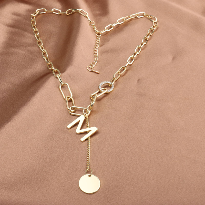 The short necklace with circular tassel pendants featuring letters M, H and F is a versatile, simple and retro accessory for female celebrities Application Scenario