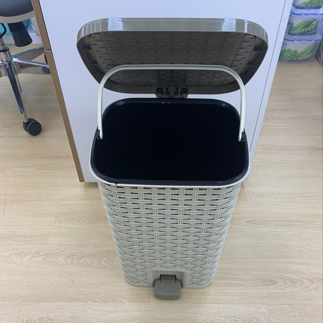 Step on the trash can with a large foot. Specification drawing
