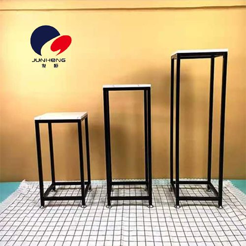 Nordic ironwork flower stand for the living room, floor-standing modern and simple multi-storey indoor bedroom, green vine and golden decorative storage rack A696 Application Scenario