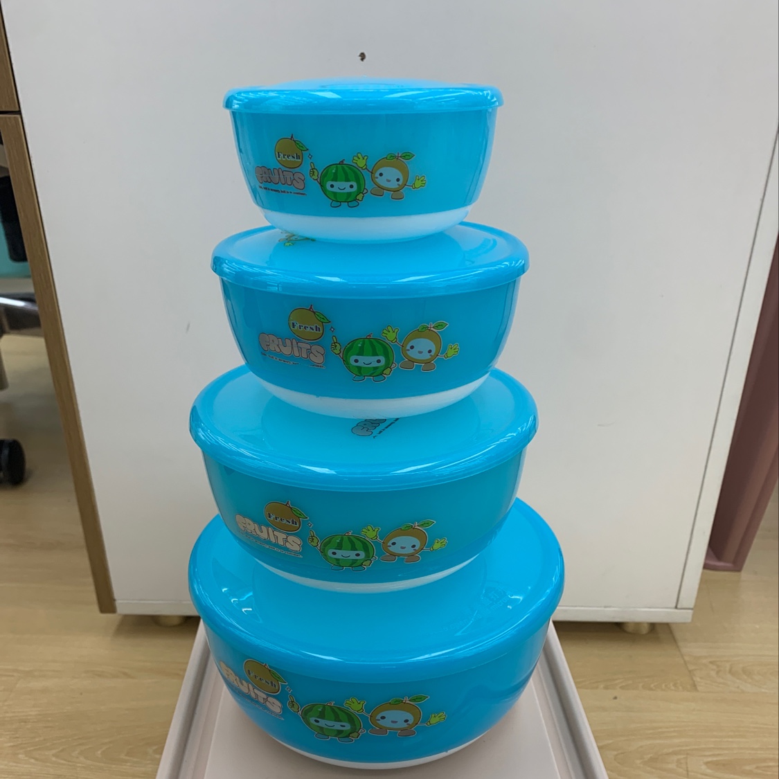 Four-piece set of two-color food storage containers full figure