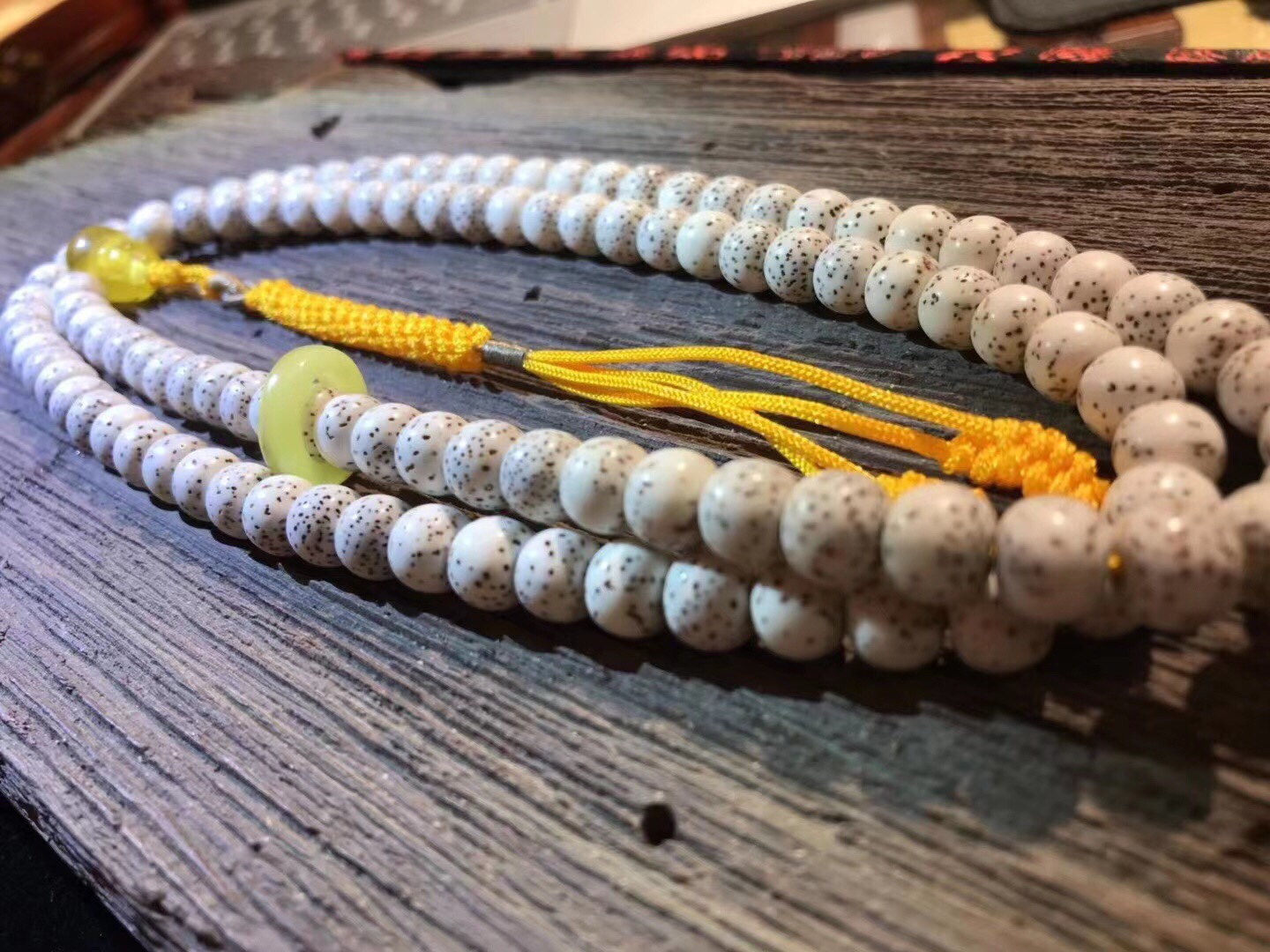 Upgraded and improved version ✌🏻️ large blank space graduation new moon bead, specification 8×9, with natural beeswax three-way, beeswax running ring, handcrafted diamond knot wheat ear. For interest, please inquire. One picture Specification image