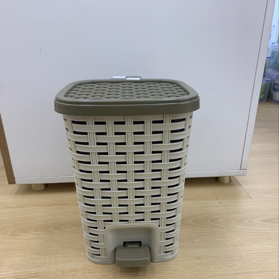 Small trash can, step on the trash can. full figure