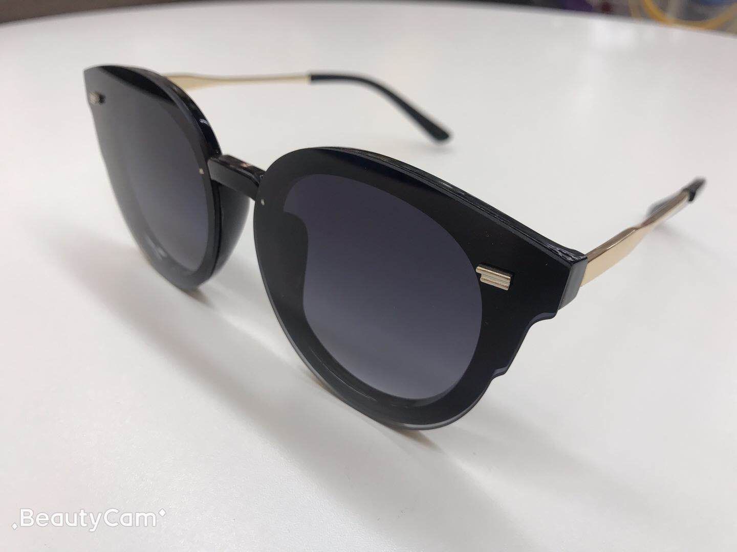 Street style Instagram photos of the 2020 trendy butterfly-shaped sunglasses with rice studs for both male and female students details Picture