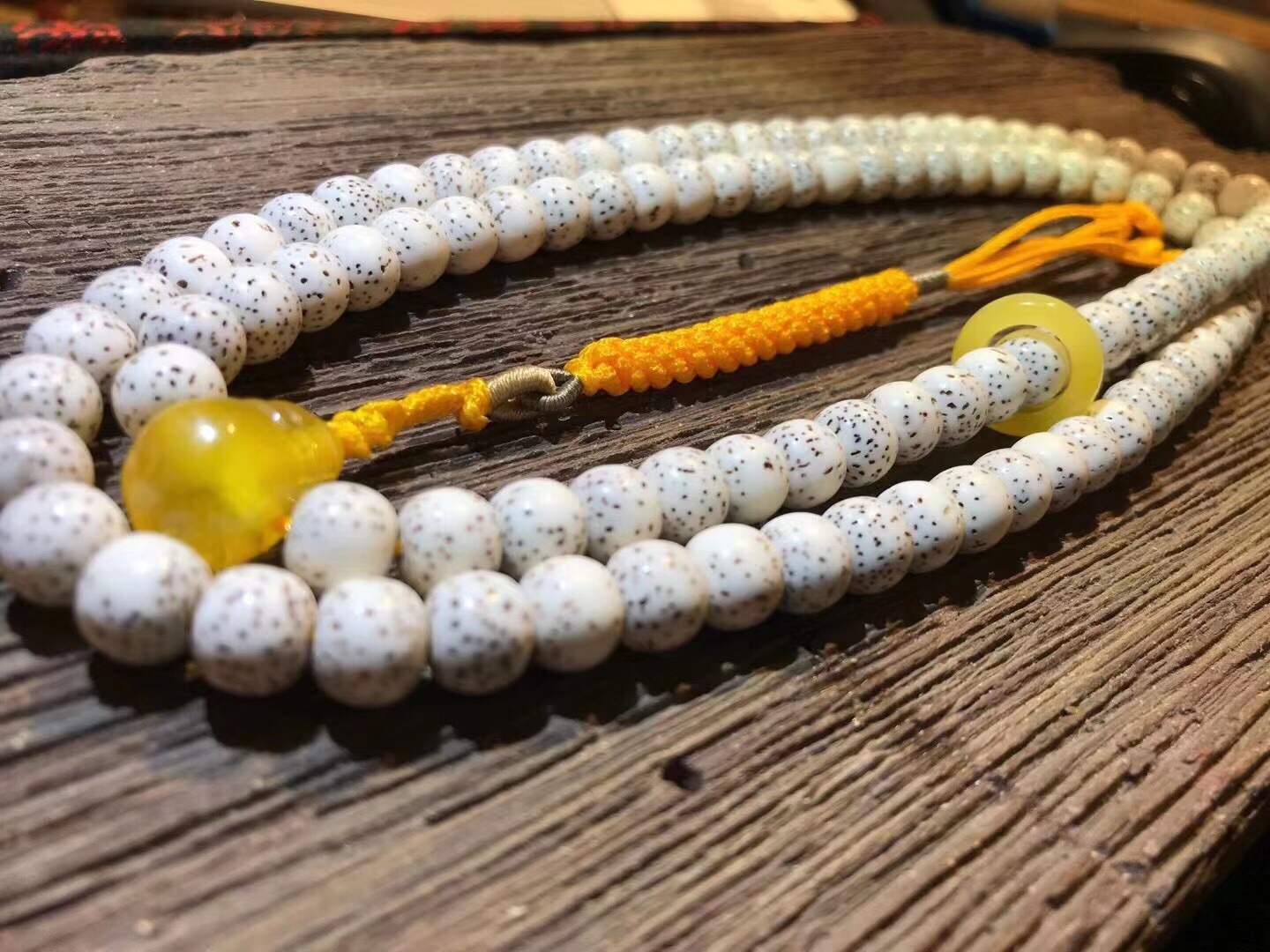 Upgraded and improved version ✌🏻️ large blank space graduation new moon bead, specification 8×9, with natural beeswax three-way, beeswax running ring, handcrafted diamond knot wheat ear. For interest, please inquire. One picture details Picture