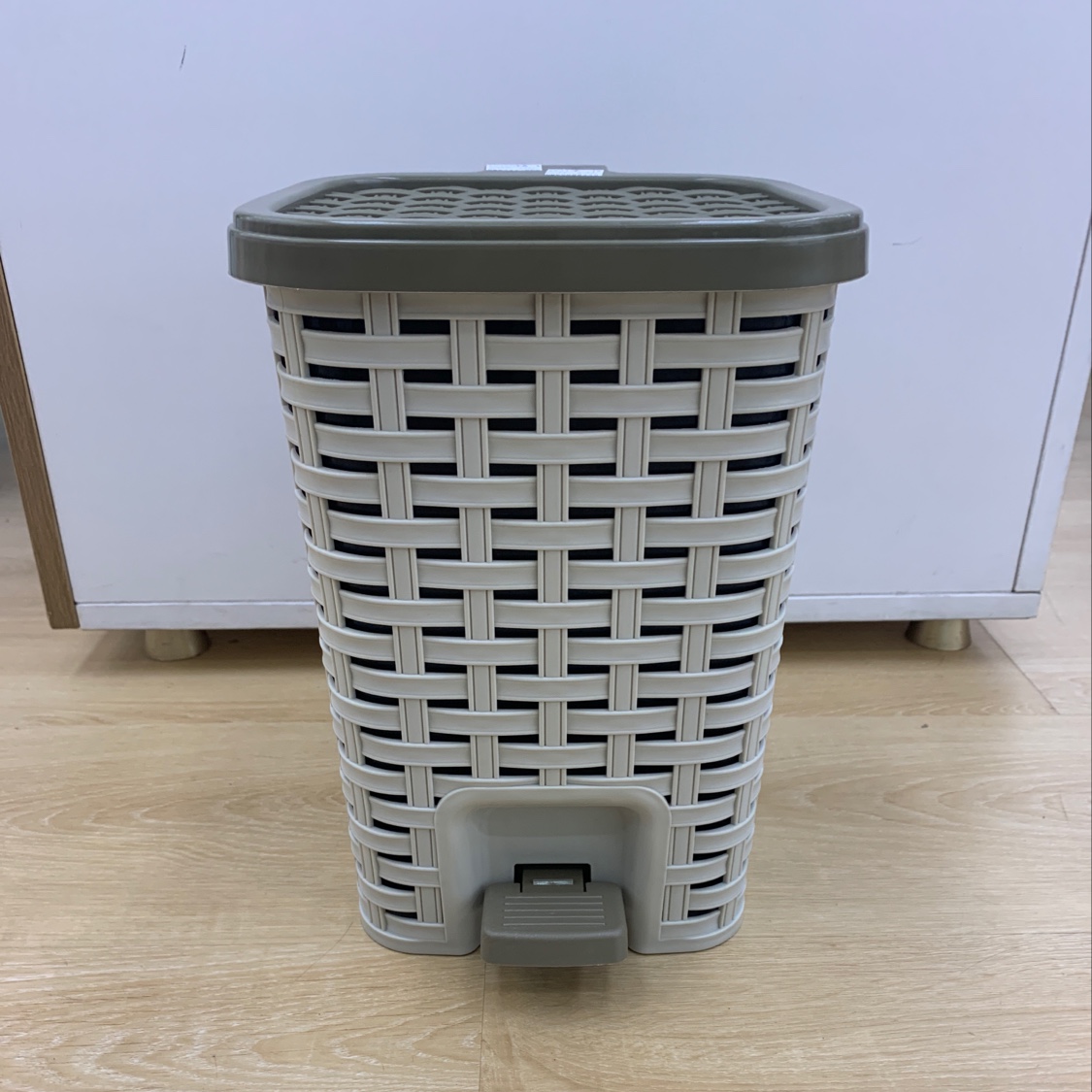 Small trash can, step on the trash can. details Picture