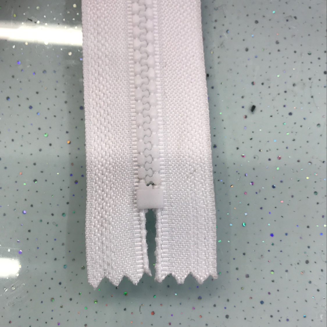 5号闭尾白拉链细节图