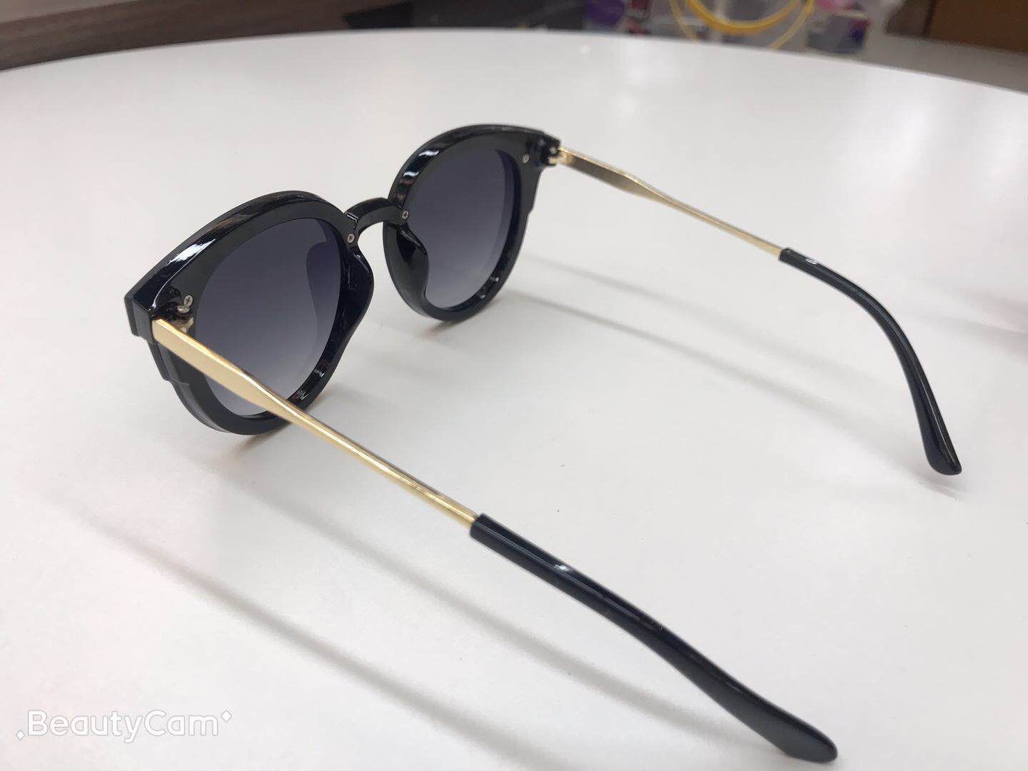 Street style Instagram photos of the 2020 trendy butterfly-shaped sunglasses with rice studs for both male and female students Specification image