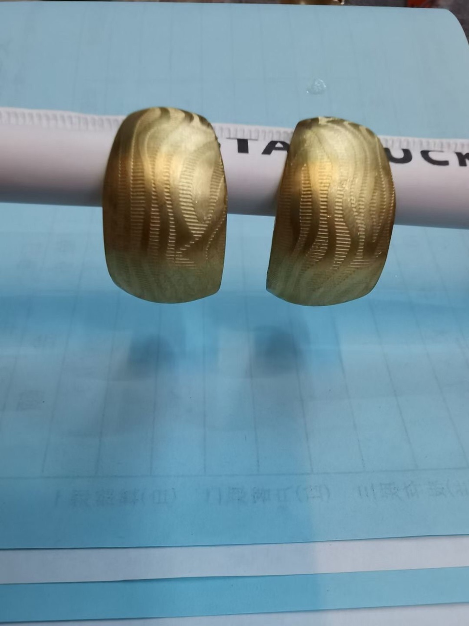 Hoop earrings thumbnail