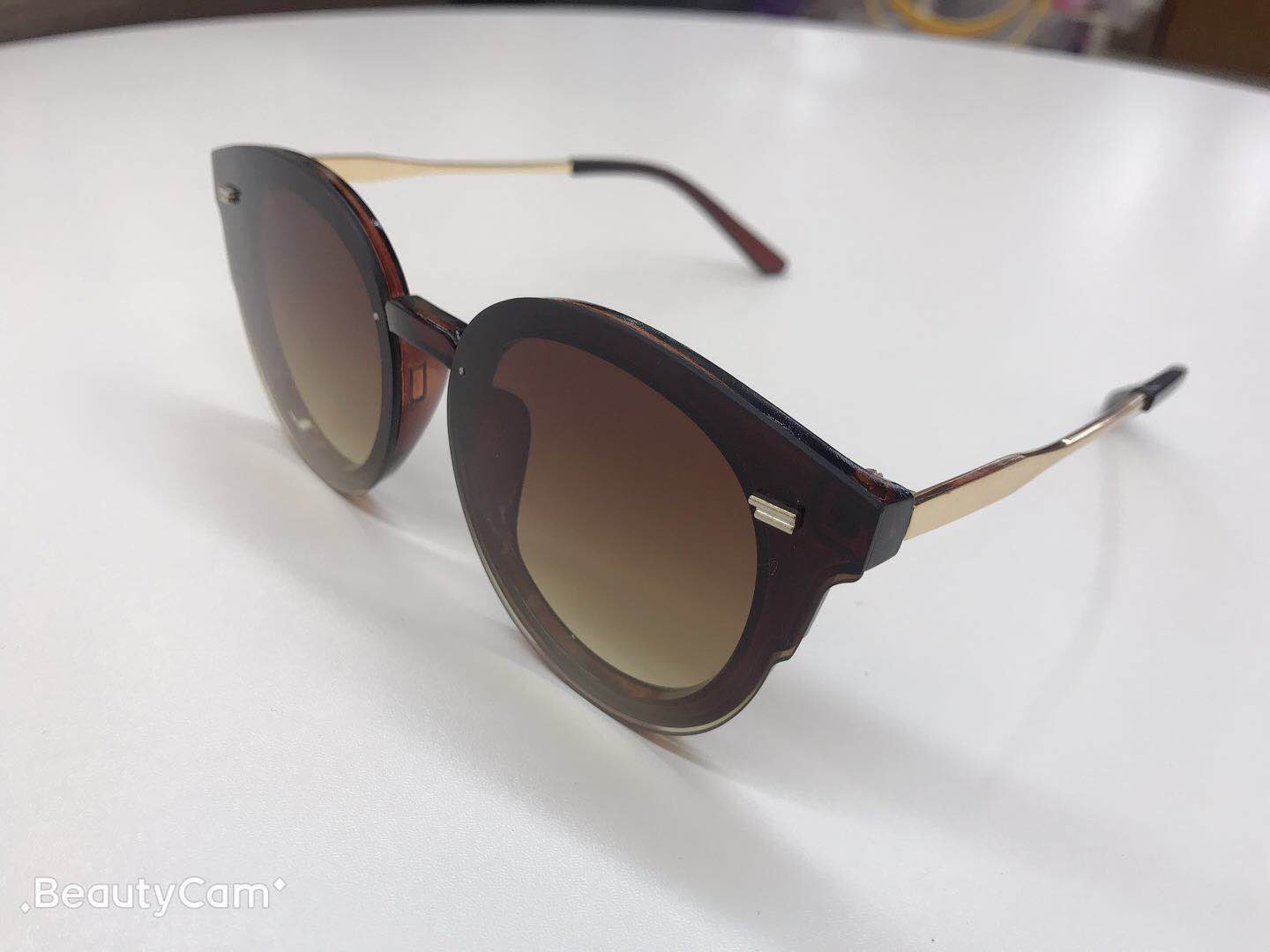 Street style Instagram photos of the 2020 trendy butterfly-shaped sunglasses with rice studs for both male and female students Application Scenario