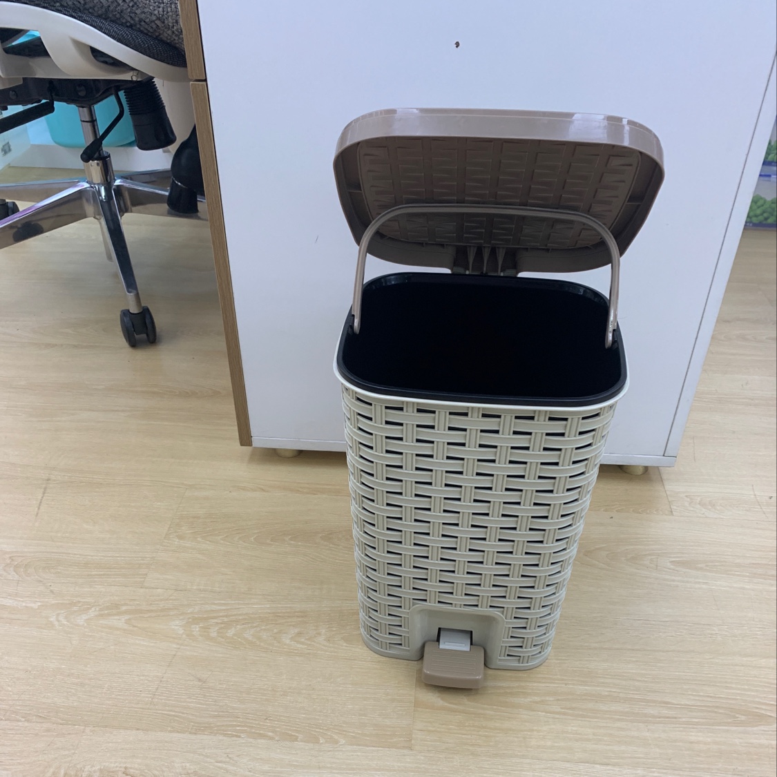中号垃圾桶 脚踩中号垃圾桶。细节图
