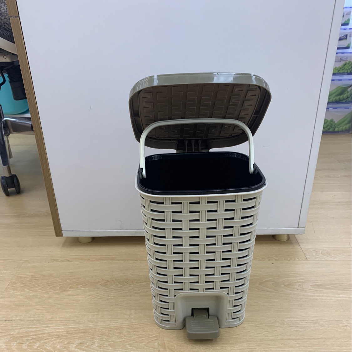Small trash can, step on the trash can. Specification drawing