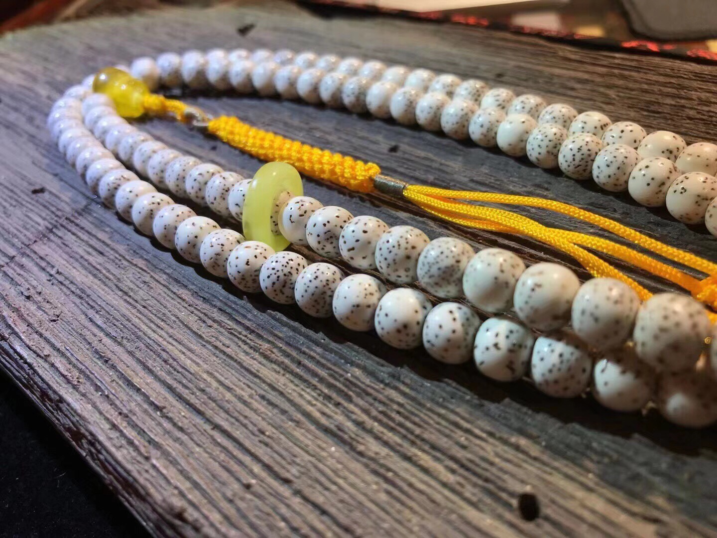 Upgraded and improved version ✌🏻️ large blank space graduation new moon bead, specification 8×9, with natural beeswax three-way, beeswax running ring, handcrafted diamond knot wheat ear. For interest, please inquire. One picture Application Scenario