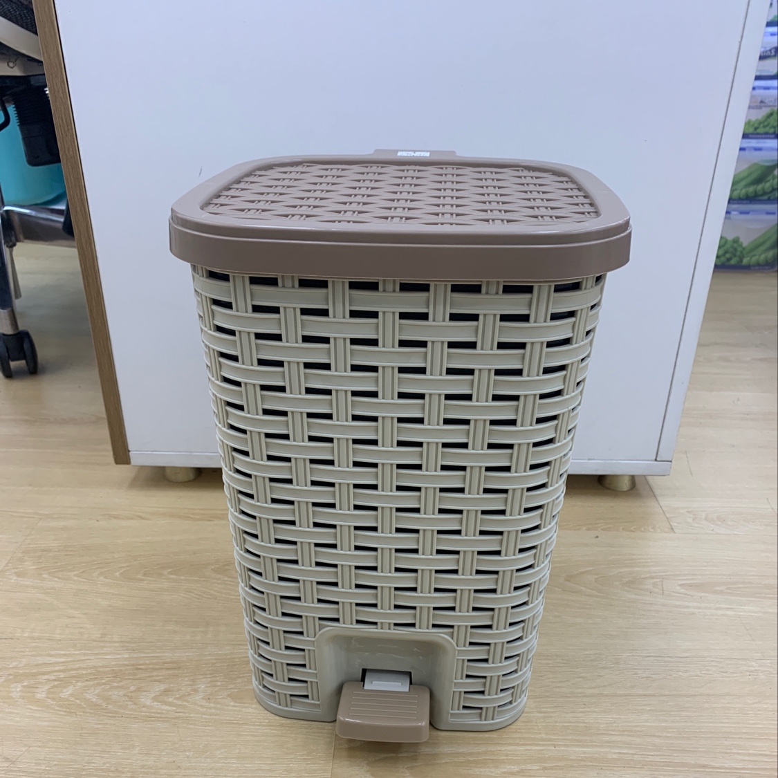 中号垃圾桶 脚踩中号垃圾桶。