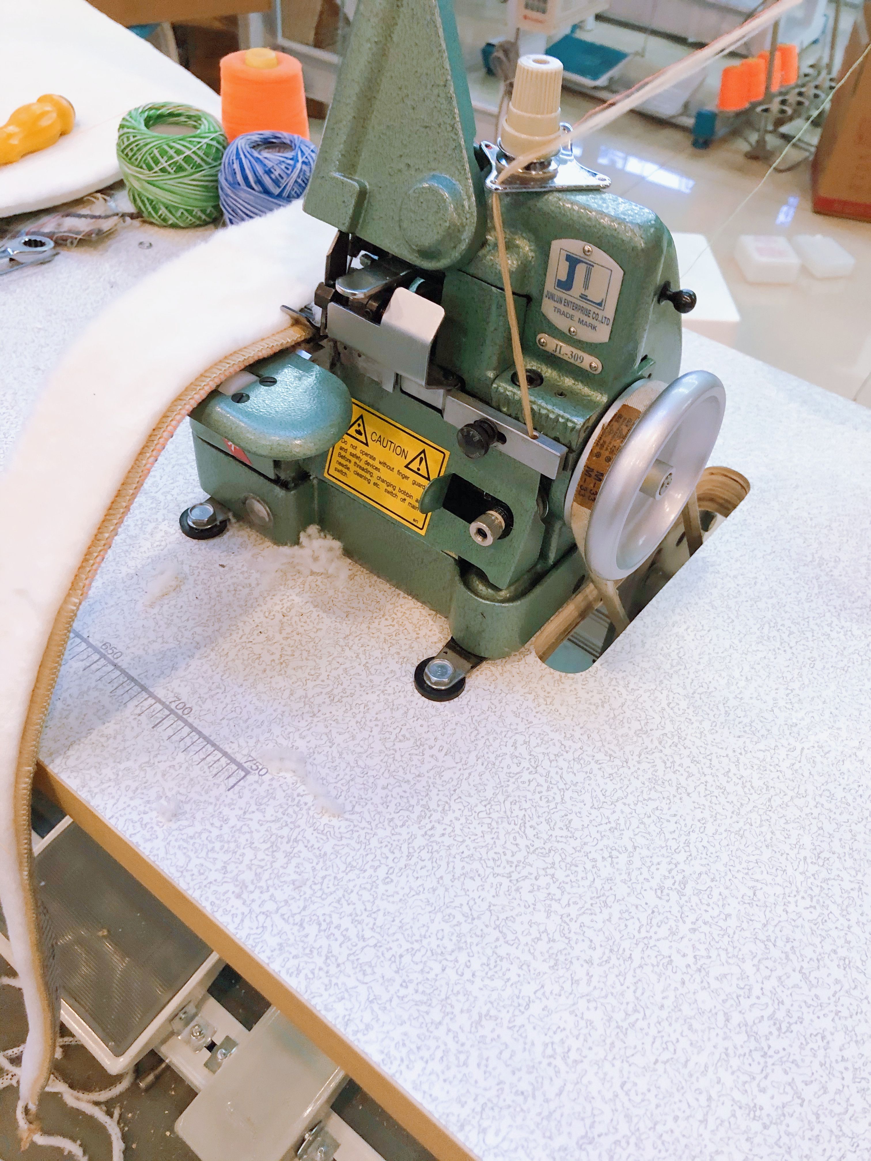 Carpet edge wrapping machine