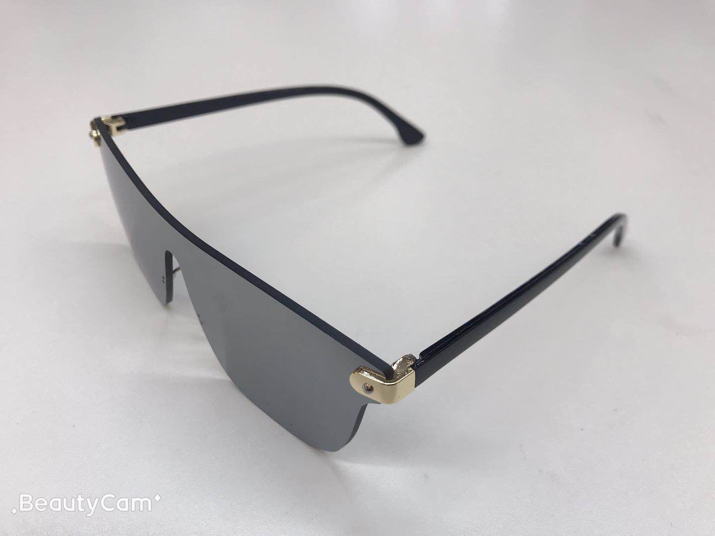 نموذج TR90 الجديد لعام 2020، هو عبارة عن مرآة أزياء مصوبة بالزئبق Specification image