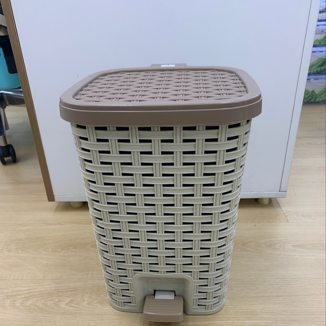 中号垃圾桶 脚踩中号垃圾桶。产品图
