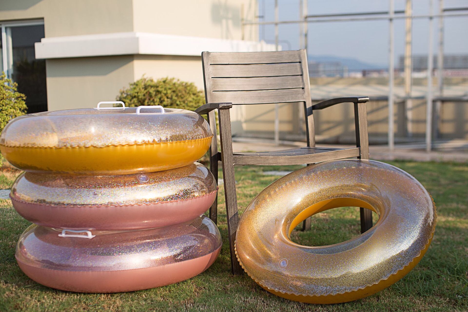 Factory direct sales 2020 new style with handle, thickened crystal transparent sheet swimming ring, inflatable adult water ring, semi-transparent Specification image