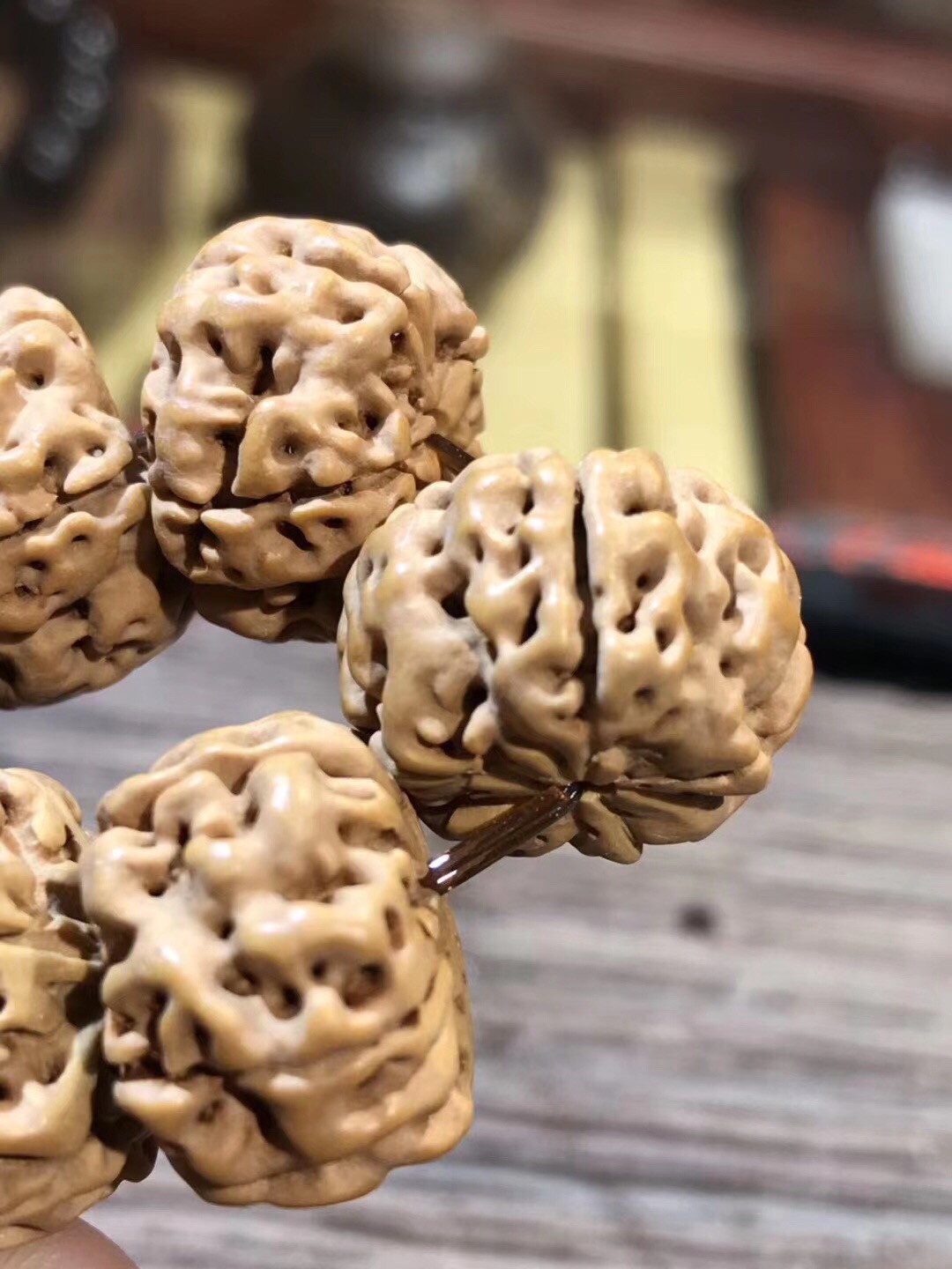 The King's Pumpkin Diamond Bodhi beads are impeccable in terms of shape, texture, density and pattern. They are the ultimate cure for obsessive-compulsive disorder and a great remedy for enthusiasts. The specification is over 17. The quantity is limited. Just out of interest Application Scenario