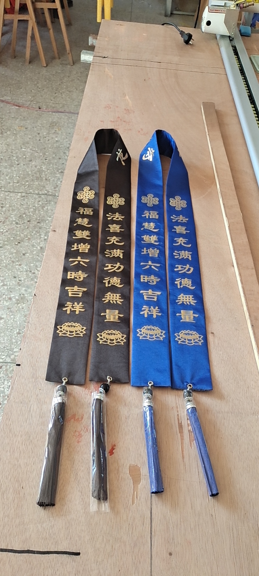 义乌国际商城一期烫金礼带，绣品，布，被子