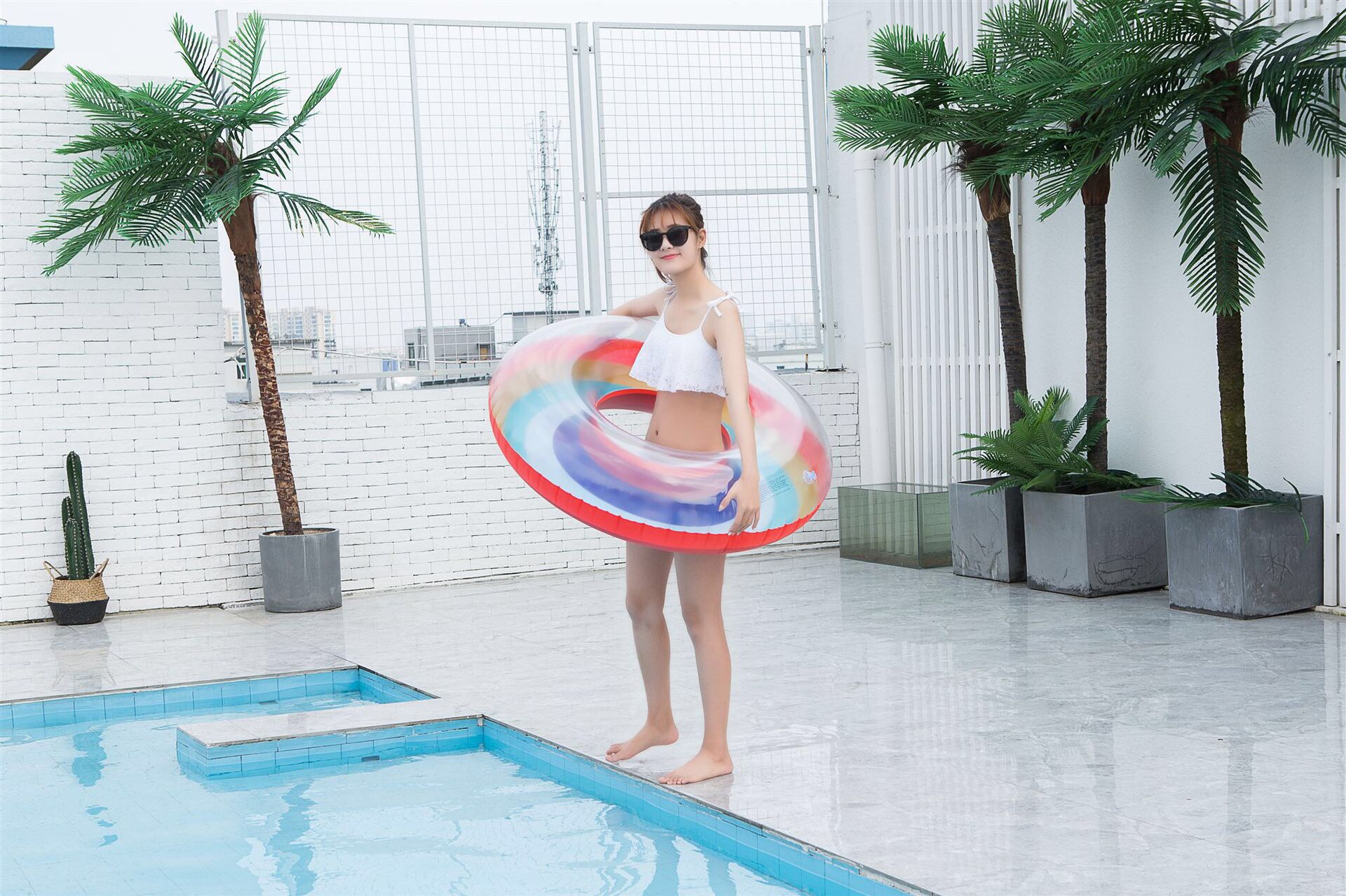 Factory direct sales on Instagram: 2020 New inflatable rainbow swimming rings, adult life buoys, thickened water buoys Application Scenario