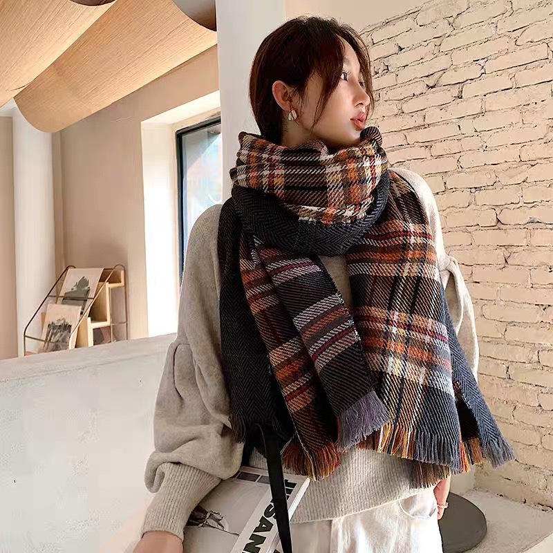 A cute student's casual, fashionable and elegant scarf