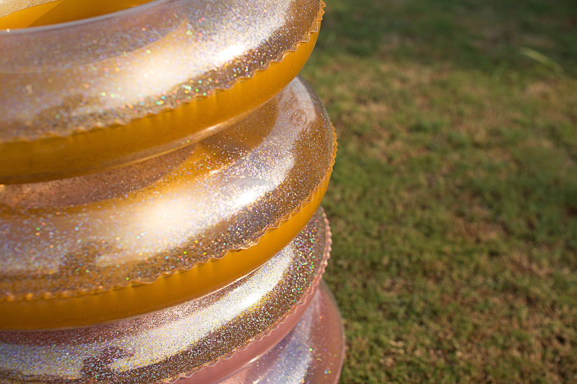 Factory direct sales 2020 new style with handle, thickened crystal transparent sheet swimming ring, inflatable adult water ring, semi-transparent details Picture