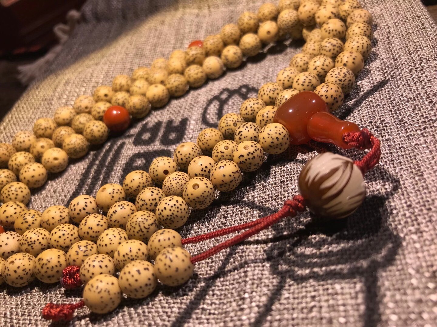 Authentic Hainan ten-year-old new moon bodhi seeds, 🈚 soaked in water, 🈚 colored, natural and genuine, high density and high oil content, excellent playing effect, specifications 8mm×108, 9m undefined