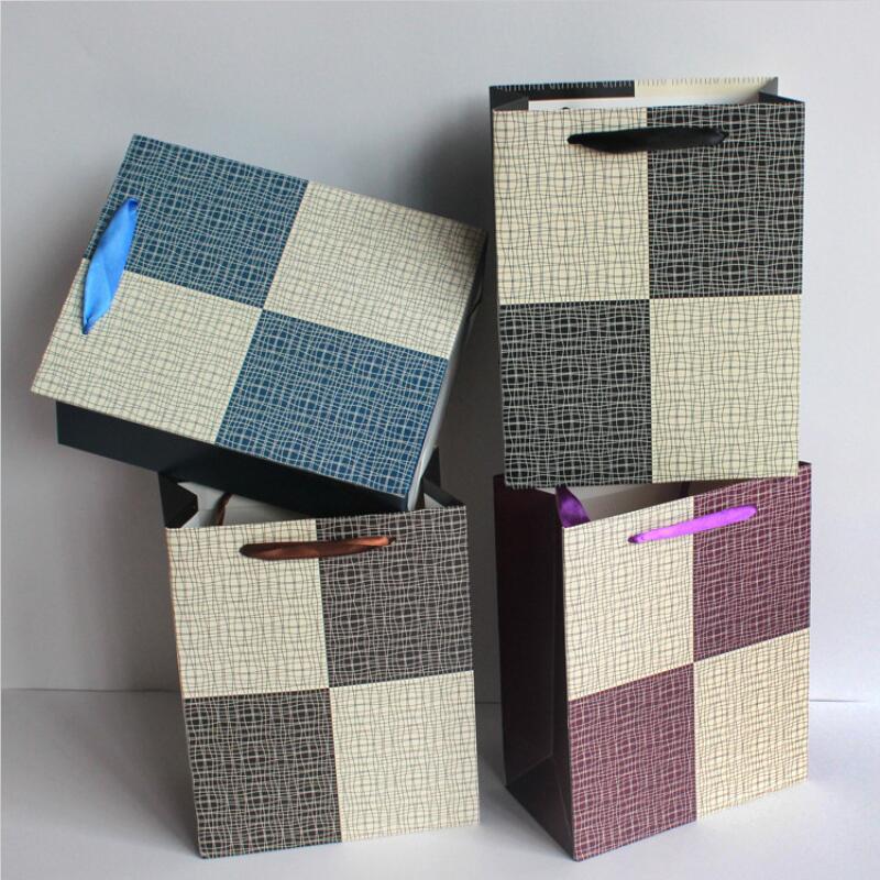 We can print and customize various types of paper bags, including gift bags, clothing bags, shopping bags, handbags and kraft paper bags details Picture