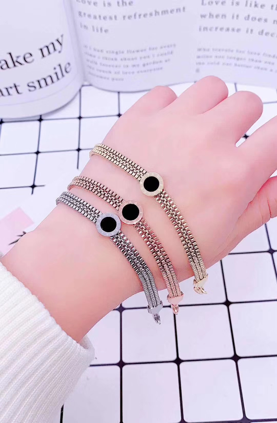 Fashionable and trendy 316 stainless steel titanium steel hand lotus, environmentally friendly, non-allergenic, high-end, elegant and sophisticated, a beloved treasure for everyone Specification image