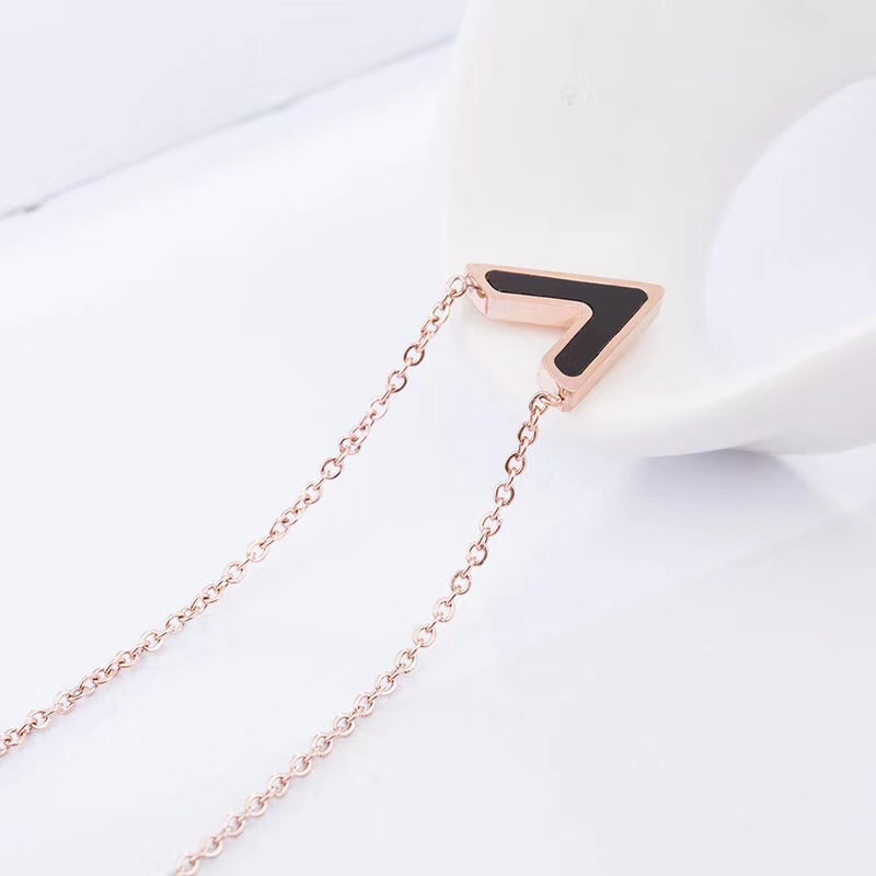 وتصل النساء في سلسلة السلسلة العنقوطية القصيرة من سلسلة آINS الحمراء، وهي سلسلة فولاذية من نوع "V" على شكل زهر من التيتانيوم Specification image