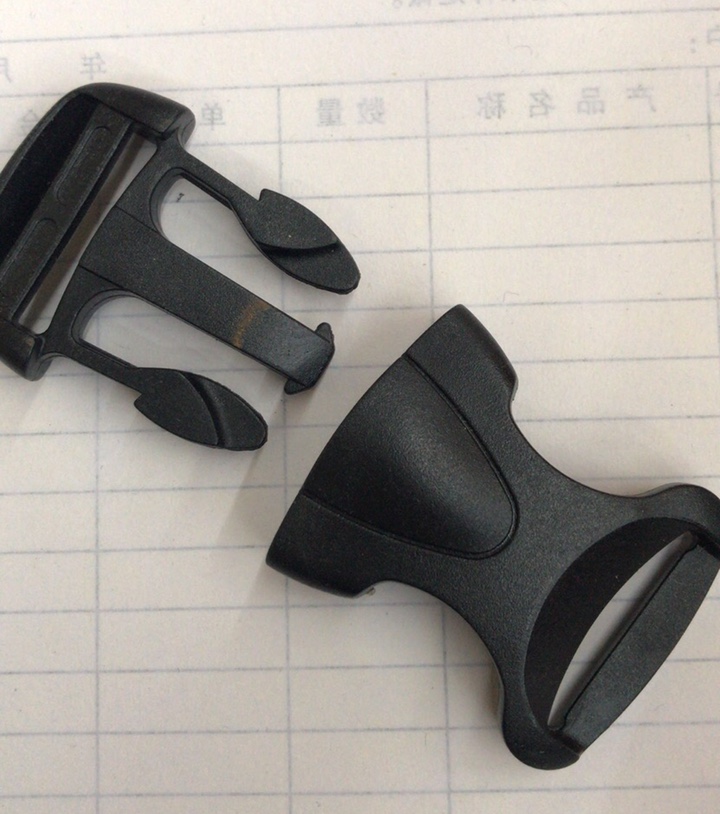 黑色按加扣