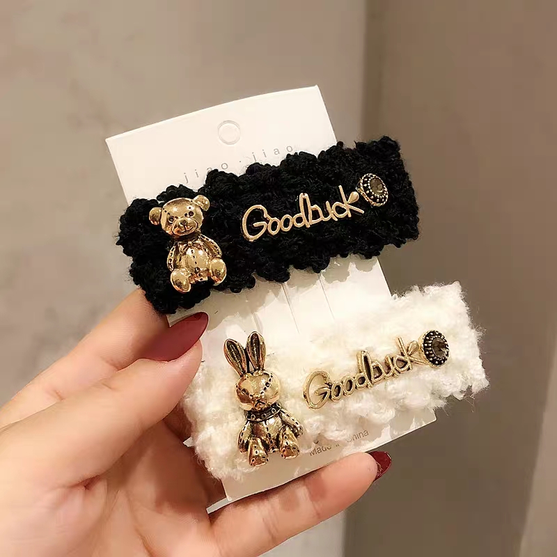 Little Chanel-style hair clip detail image 3