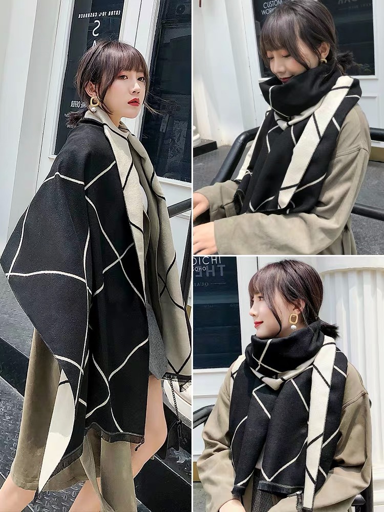 The oversized, warm and thick scarf is versatile and suitable for students' casual wear