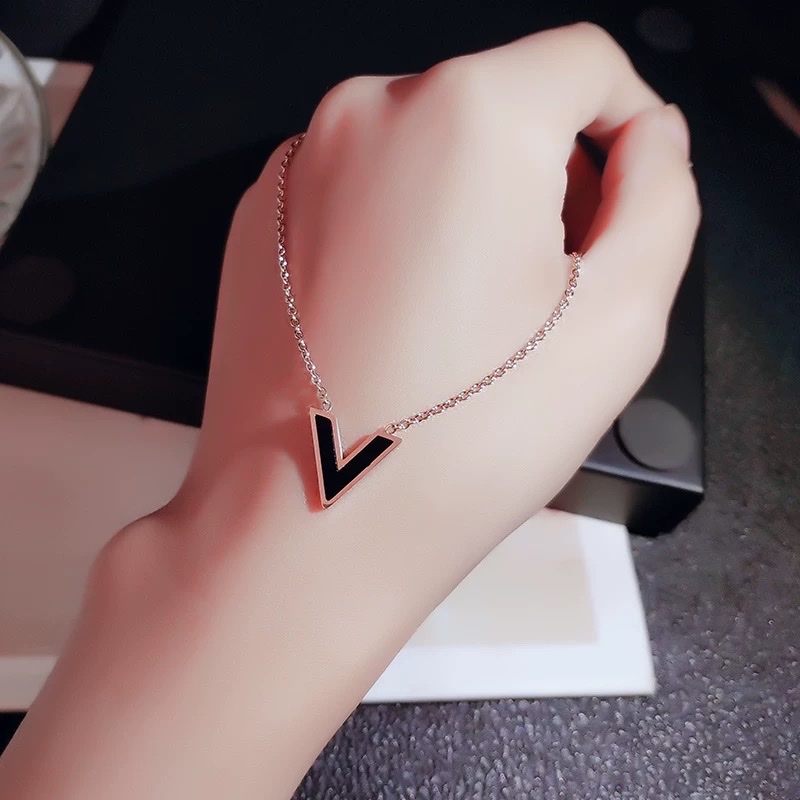 وتصل النساء في سلسلة السلسلة العنقوطية القصيرة من سلسلة آINS الحمراء، وهي سلسلة فولاذية من نوع "V" على شكل زهر من التيتانيوم details Picture