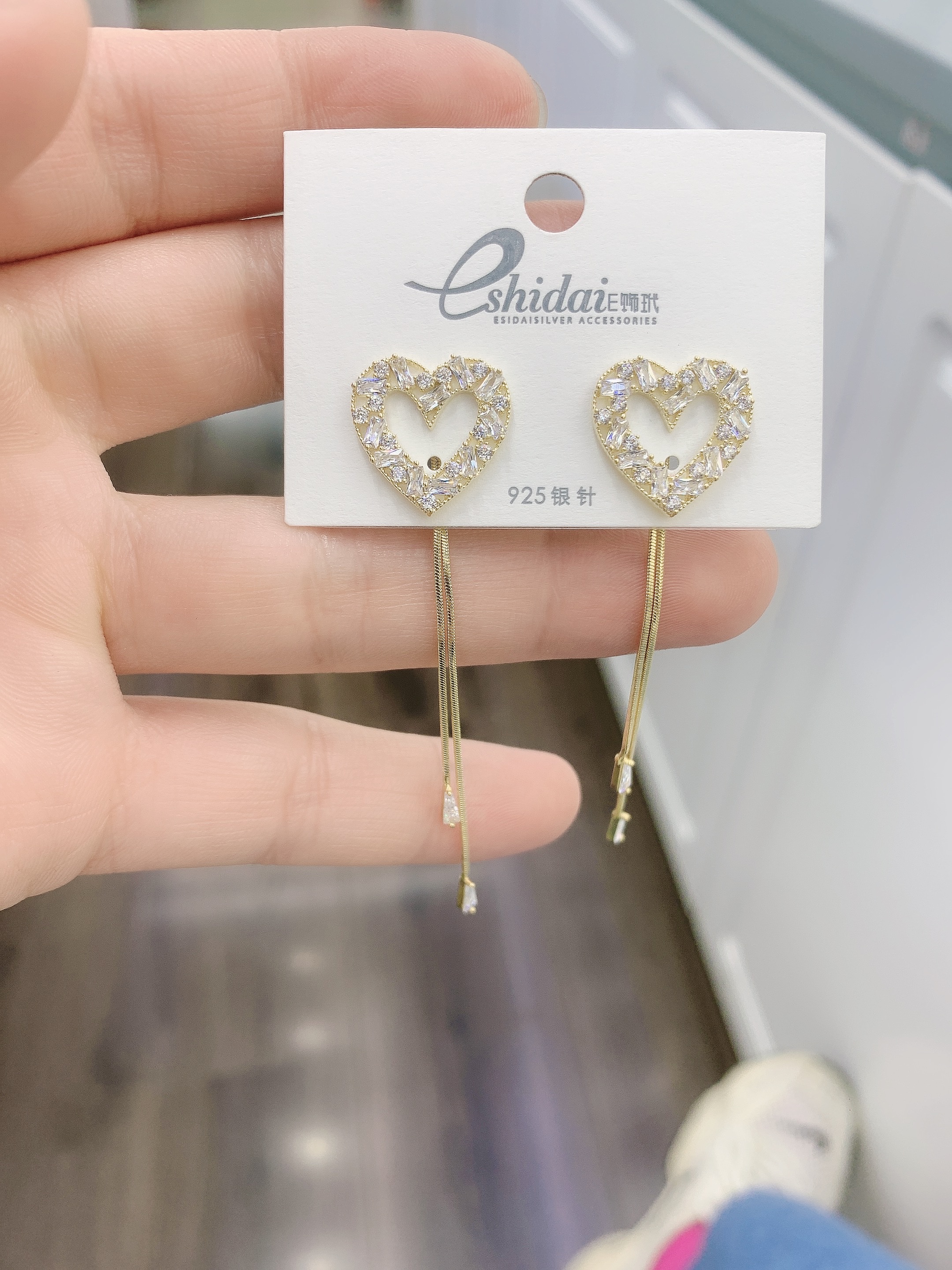 Two Temperament Earrings With Zirconium Heart Application Scenario