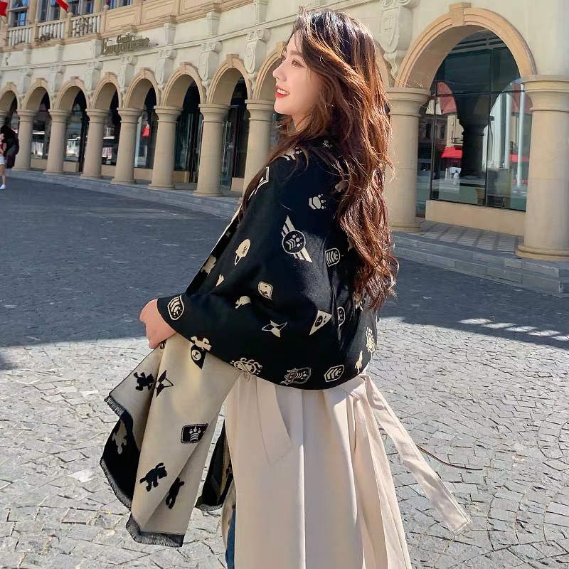 The oversized, warm and thick scarf is versatile, cute and casual for students