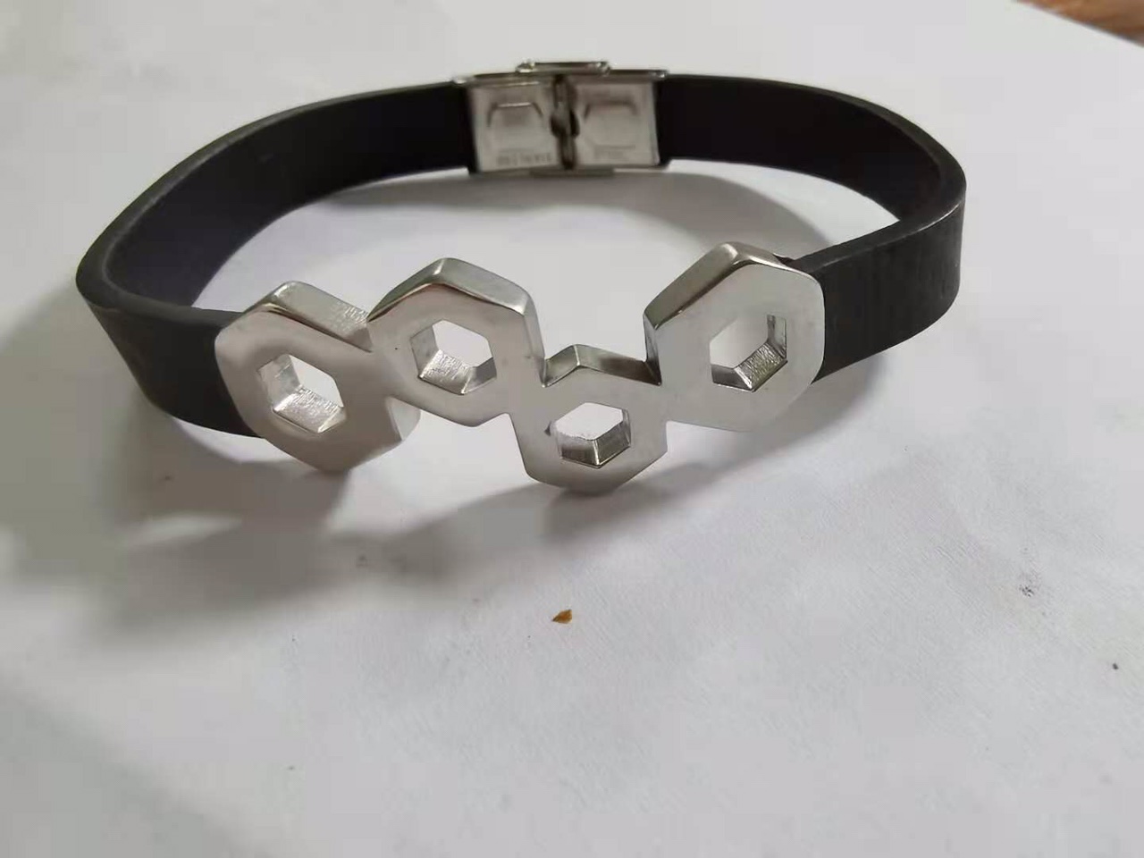 The 316 stainless steel titanium steel bracelet is environmentally friendly, non-allergenic, high-end, elegant and of high grade