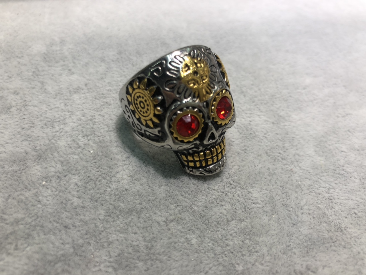 Yi Chen stainless steel skull ring fashion personality simple allergic proof hand ornaments can be customized thumbnail