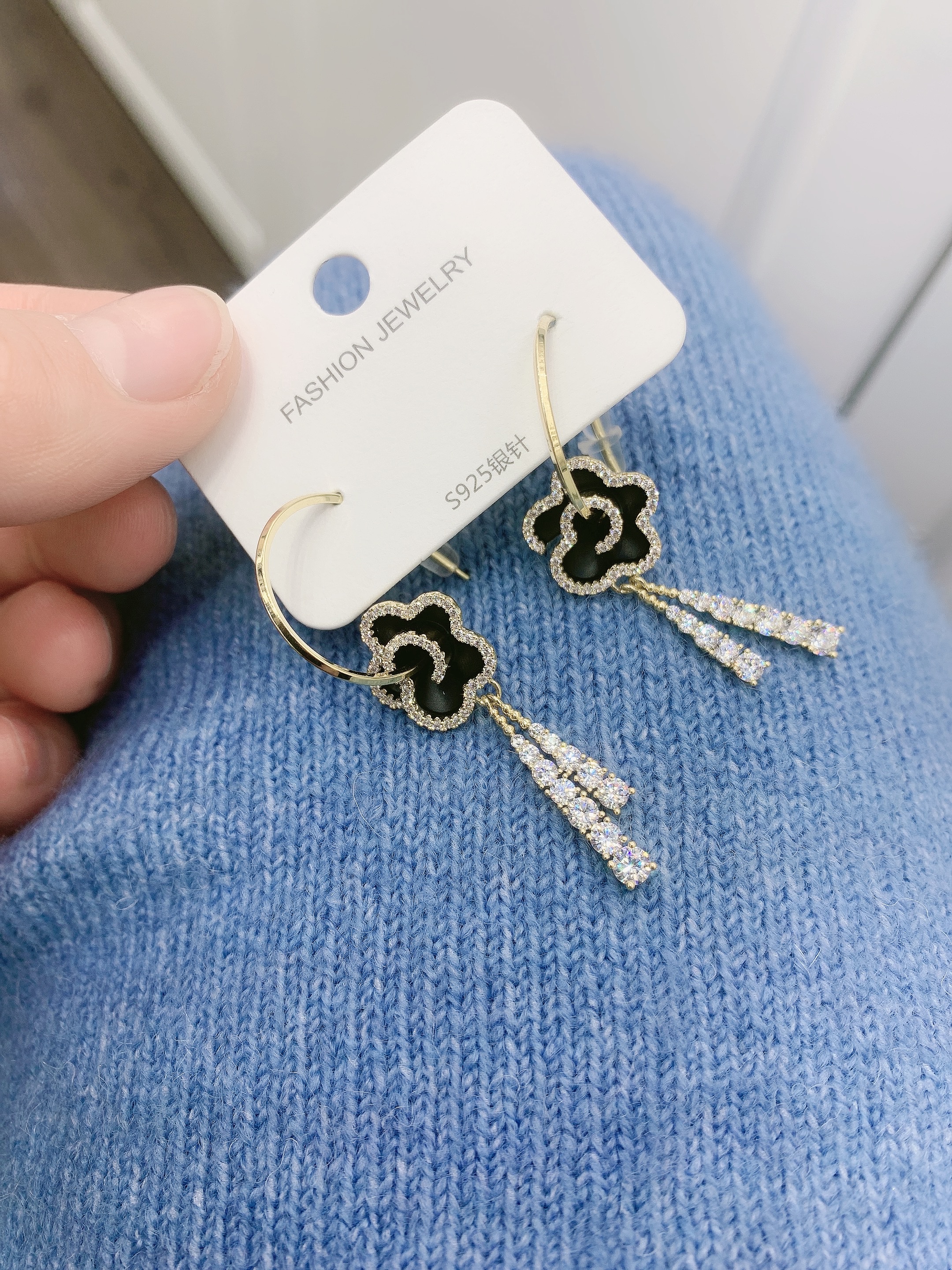 Fashion C Circle Black Rose Earrings Application Scenario