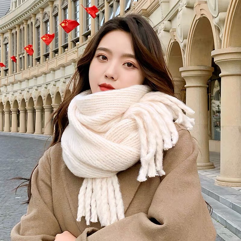 This oversized, warm, thick, versatile and cute student casual, fashionable and elegant scarf