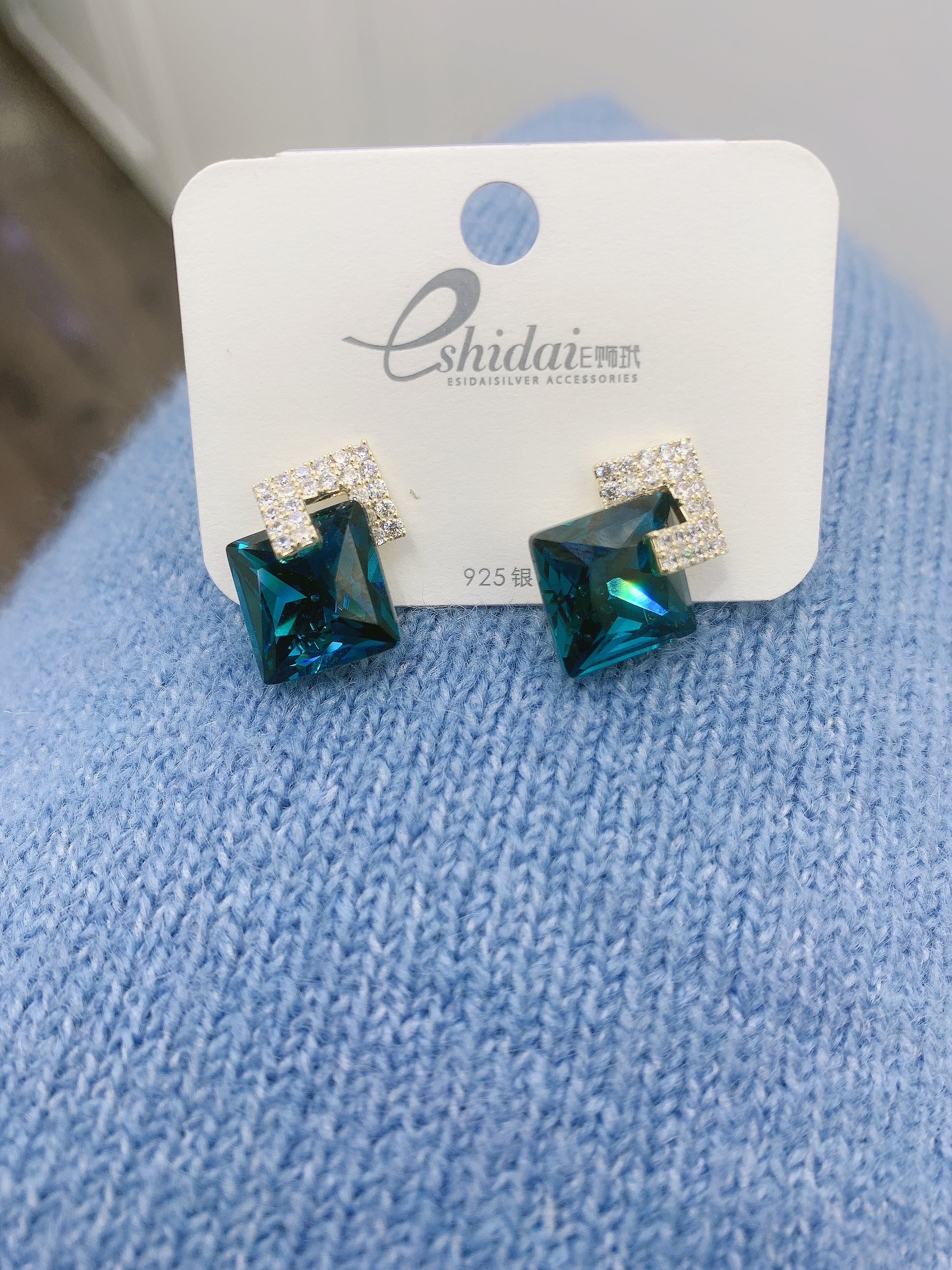 Stylish Diamond Crystal Earrings With Elegant Temperament details Picture