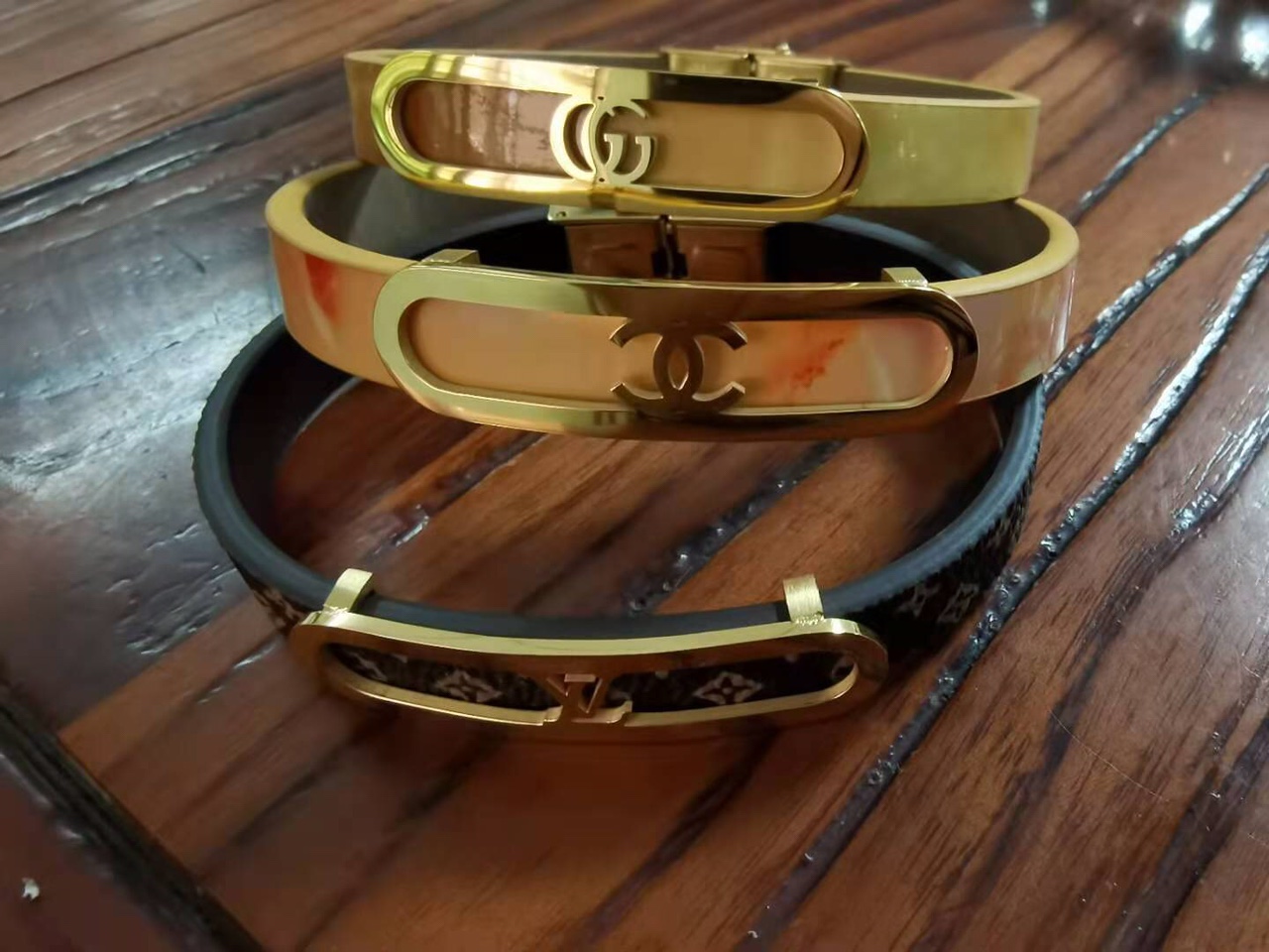 The stainless steel titanium steel bracelet in gold color is environmentally friendly, non-allergenic, high-end, elegant and of high grade. It is your first choice product